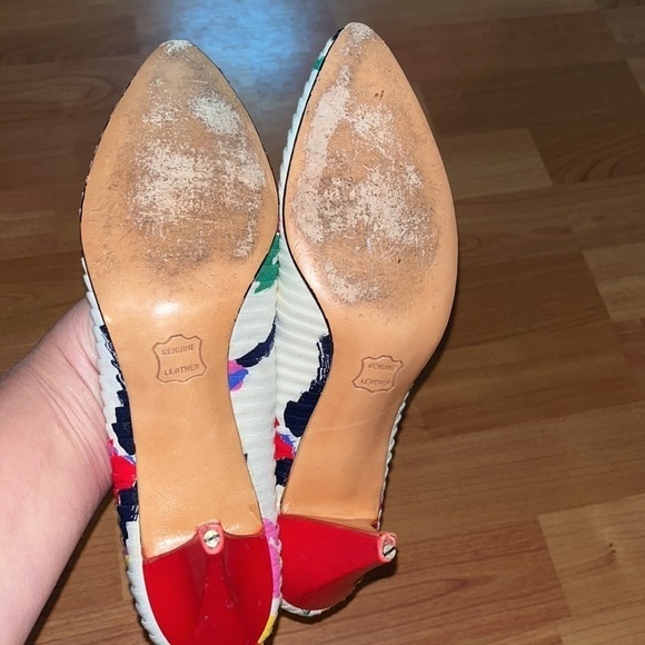 Jack Rogers white satin pumps with multicolored design and red heels Size 7.5 - Picture 7 of 10